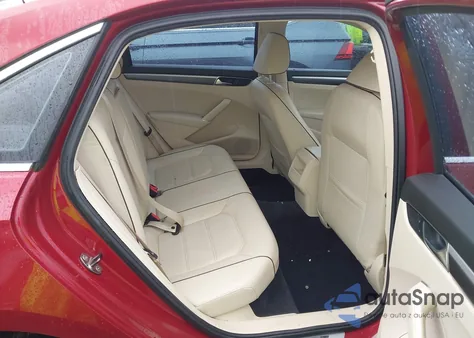 2017 Volkswagen Passat 1.8T R-Line z USA, uszkodzony, nr VIN 1VWDT7A31HC034885